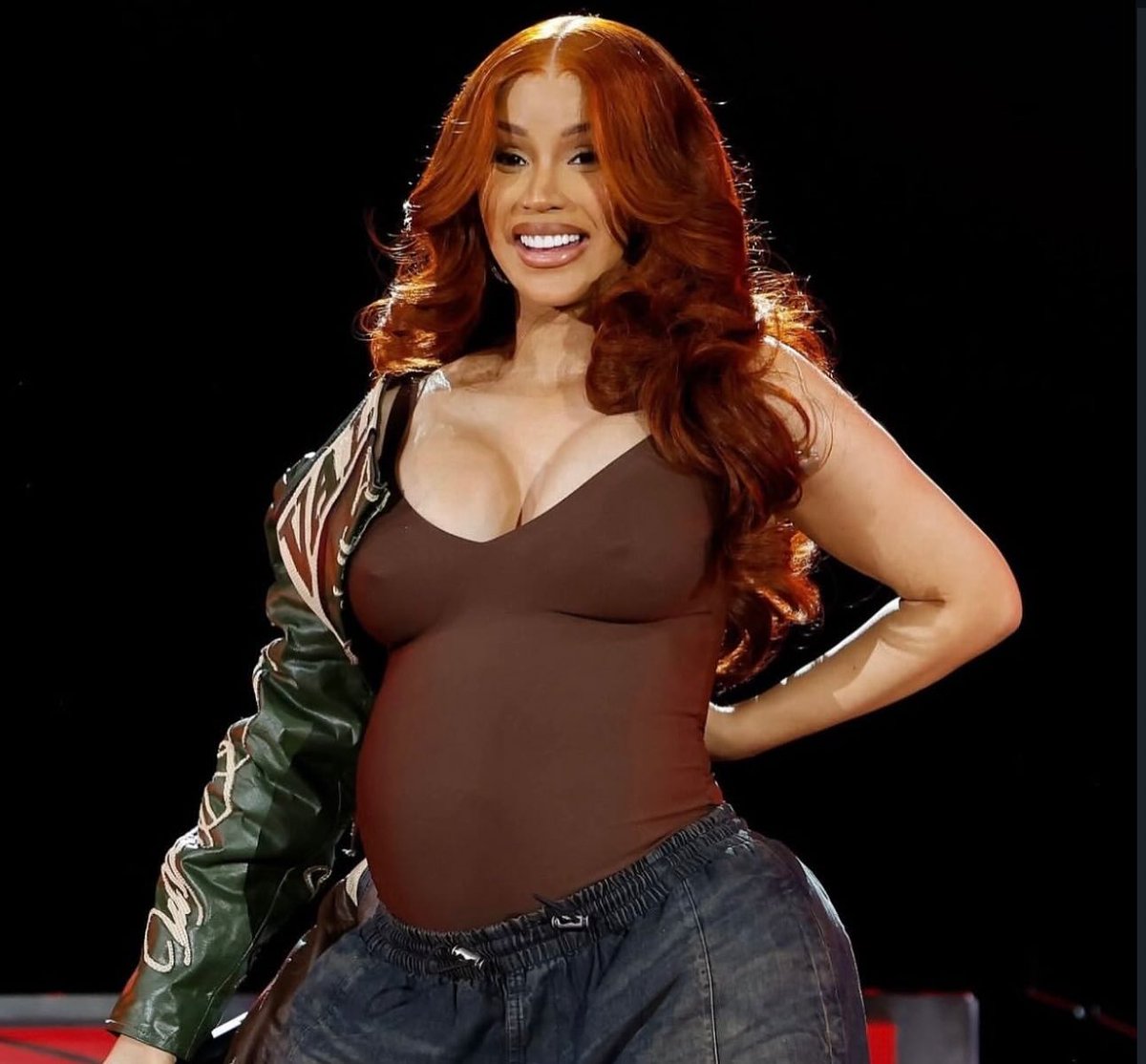 doctorTeeTee's tweet photo. With all the back-and-forth, ive nothing but RESPECT for Cardi. That evil woman been digging for reactions for years but Cardi always focused on her career and her family.. Even in the heat of it, Cardi responded in a way that was smart, measured and proves she’s the mature adult in this