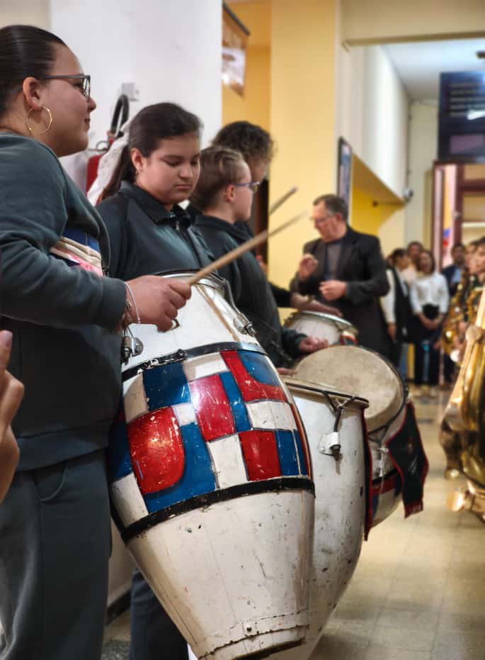 En el marco del Día Internacional de la Música se realiza en el hall de la Intendencia una intervención urbana por parte de la Banda Infantil del Midlands College.