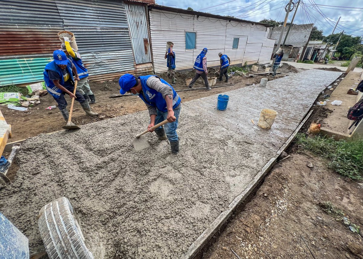 Avanzamos con los trabajos de pavimentación en Colonia Bosques 4, mejorando la infraestructura vial y la calidad de vida de los vecinos. 🚧 #SanJuanSacAvanza
#obrasquetransforman