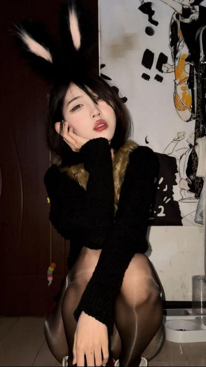 erchenshiren's tweet photo. 这个女生面相上桃花眼媚态毕露、山根低凹人中弯细、厚唇下垂鬓发浓密，体相腰细臀肥盆骨宽阔前凸后翘，整体显示性欲旺盛多情易动、骚劲十足淫荡开放、极易性开发且具M属性奴性，属于肝气盛旺兽欲特强不知伦常的典型相格.
#淫相学  #面相 #玄学 https://t.co/xSxUSO8Vbx
