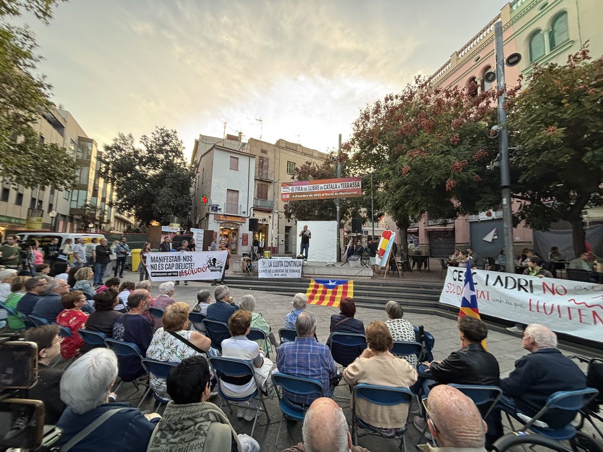 juntsxterrassa_'s tweet photo. Commemorem l'1 d'octubre a #Terrassa amb la memòria posada en els exiliats i represaliats que encara pateixen la persecució de l'Estat. Mai oblidarem el dia en què com un sol poble els catalans vam votar i vam guanyar! https://t.co/1eeKdYvw0B