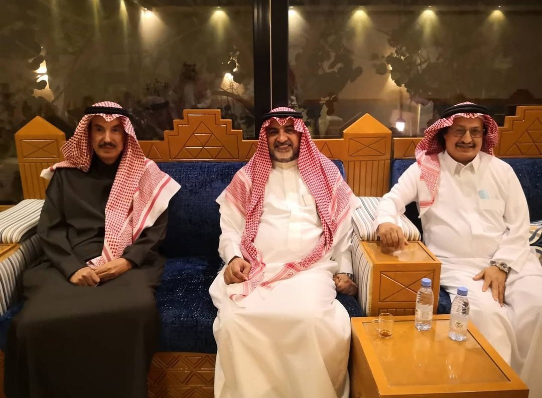 سعادة المستشار /محمد بن عبدالله العمرو 
يرقد حاليا بالمستشفى حيث اجرى عملية جراحية في منطقة الظهر
تكللت ولله الحمد بالنجاح
نسأل الله أن يمن عليه بالشفاء
والعافية 
الصورة في منزله العامر
بحي الفلاح بالرياض
يتوسط محبكم واللواء/محمد الزبن
ماتشوف شر يابو عبدالله
#العمرو