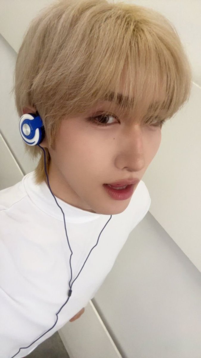 ksfaeries's tweet image. listening to Re:wind’s best song 🎶🎶

#REWIND #리와인드 #D1SD #Day1SD #Day1SelcaDay #데이원셀카데이 #ELAYA #엘라야