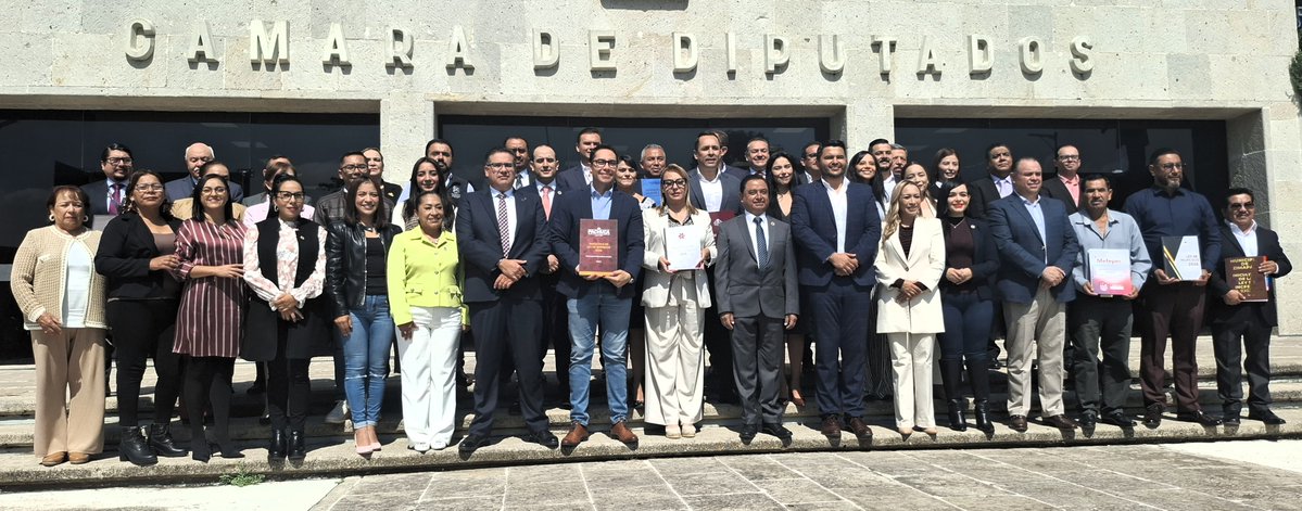 ASEH_Hgo's tweet image. Desde el @CongresoHidalgo, el Diputado @AndresVeVa_ encabezó la entrega de Leyes de Ingresos municipales. Lo acompañó el Auditor Superior, Mtro. @jorvalverdeASEH.
El plazo vence hoy 1 de octubre a las 16:00 horas. Cumplir es gobernar con responsabilidad, se dijo en el evento.