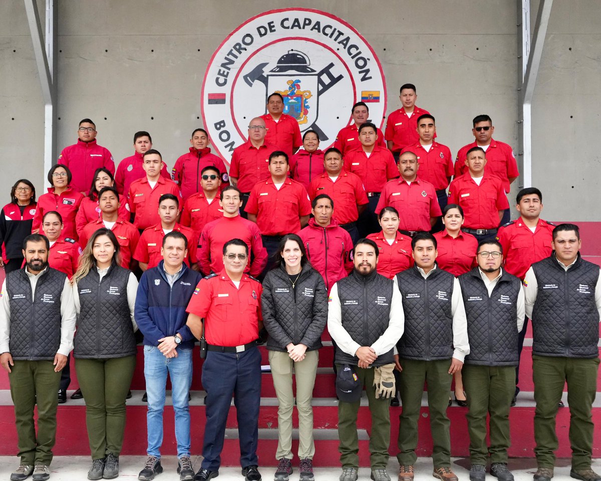 EcuadorMAE's tweet photo. ✅ [AGENDA VICEMINISTERIAL]

📌 En #Latacunga | La viceministra del Ambiente, Daniela Limongi, inauguró el Primer Curso de Brigadas Especiales para el Manejo Integral del Fuego #BREMIF, dirigido a 2️⃣7️⃣ representantes de varios cuerpos de bomberos del país. 👨🏻‍🚒🤝🏻🔥

#ElNuevoEcuador https://t.co/njLVSClcFw