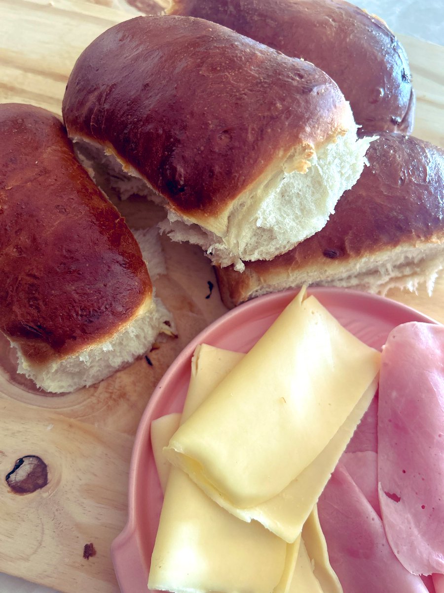 Silnari's tweet image. Se las debía y acá está , la receta de Pan Pebete. 

Gorditos, dorados, de miga esponjosa y suave, el infaltable de los recreos del colegio, de la vianda para el club, el compañero ideal de los bajones, el Pebete de jamón y queso, señores!!!

Dale RT y seguí los pasos y no vas a…