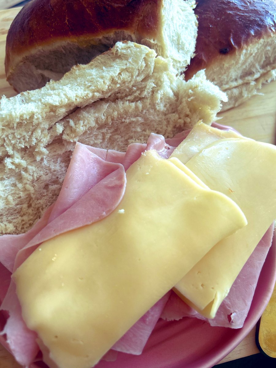 Silnari's tweet image. Se las debía y acá está , la receta de Pan Pebete. 

Gorditos, dorados, de miga esponjosa y suave, el infaltable de los recreos del colegio, de la vianda para el club, el compañero ideal de los bajones, el Pebete de jamón y queso, señores!!!

Dale RT y seguí los pasos y no vas a…