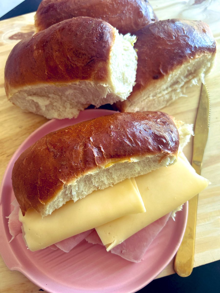 Silnari's tweet image. Se las debía y acá está , la receta de Pan Pebete. 

Gorditos, dorados, de miga esponjosa y suave, el infaltable de los recreos del colegio, de la vianda para el club, el compañero ideal de los bajones, el Pebete de jamón y queso, señores!!!

Dale RT y seguí los pasos y no vas a…