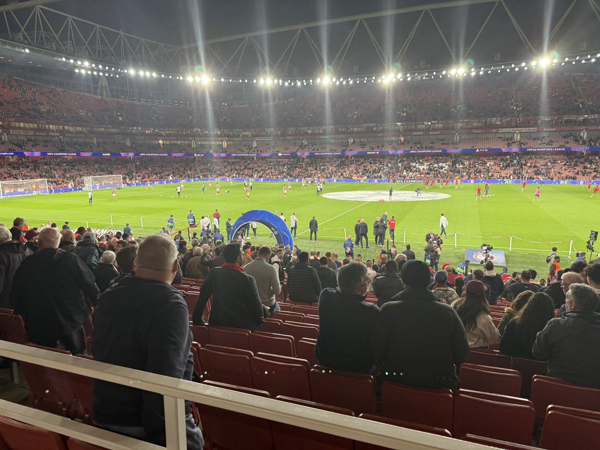 Arsenal warming up - as per how it was in second half at Newcastle - with Martinelli on the right, with Trossard on the left. #AFC