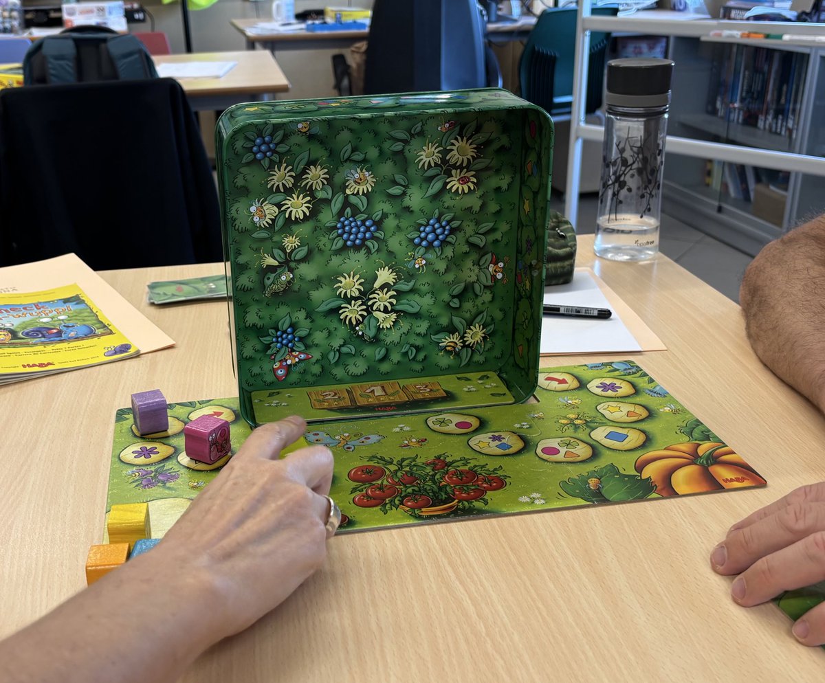 CarlesGranell4's tweet photo. Primera sessio del curs de formacio “Matemàtiques en joc” 🎲 del @idp_iceub en què amb @acarame hem proposat i estirat alguns jocs de taula que poden ser un gran context per a l’aprenentatge matemàtic 🙌🏽

L’Aula de Jocs de @EducacioUB és meravellosa! Tot un luxe! 🤩 https://t.co/9722V3Etpb