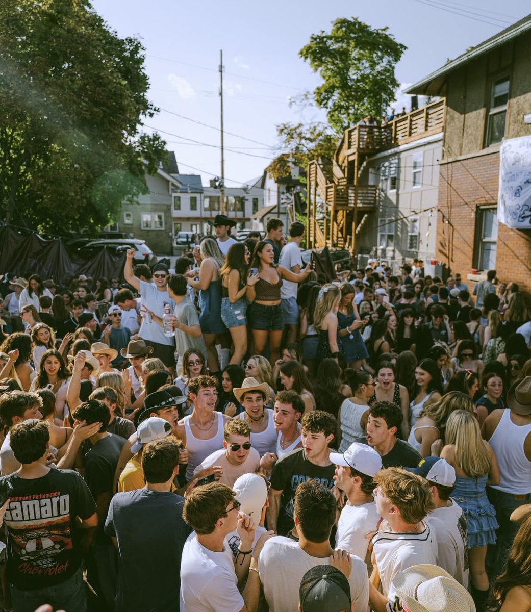 bpom22's tweet photo. @stoolpresidente @BNKonFOX If you want the greatest game day experience of your life, come to 1120 hill st with PI KAPPA PHI https://t.co/0vzCih3Fd4
