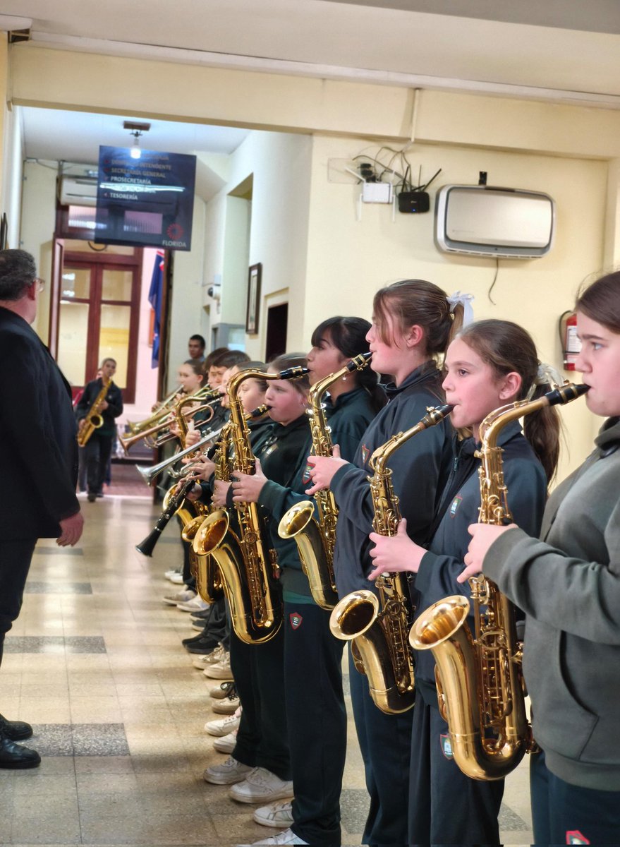 Por el Día Internacional de la Música, el hall de la Intendencia vibró con la Banda Infantil del Midlands College: una tarde luminosa colmada de alegría infantil, y allí el Intendente <a href="/PajaroEnciso/">Carlos Enciso Christiansen</a> los acompañó,  probando uno de los resoblantes.