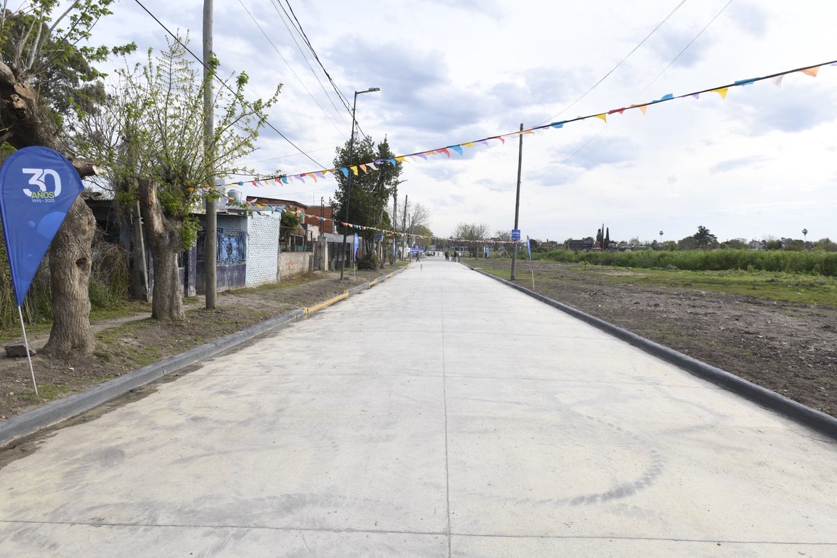 🚧🫂 En el barrio Rodríguez de Grand Bourg inauguramos una obra muy esperada junto a Leo y los vecinos: la pavimentación e hidráulica de la calle Fray Luis Bolaños y sus alrededores.

Son 8 cuadras nuevas de pavimento, que mejoran la movilidad en el barrio, facilitan los accesos