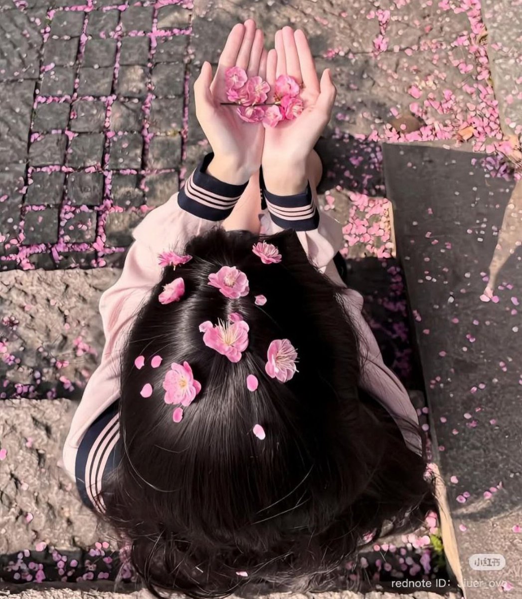 mlaak__23's tweet image. البعض من رقتهم....
وهم يتحدثون معك ٠٠٠٠٠٠٠٠٠
وكأنهم يخيطون جراحك ٠٠٠٠٠٠
يجبرونك على إحترامهم ٠٠٠٠٠٠٠
لانهم كالورود ٠٠٠٠٠٠٠٠٠٠٠
ينشرون العطر دون ضجيج......
طبتم اينما كنتم وطابت أوقاتكم..
#مملكة_نبض_الحروف