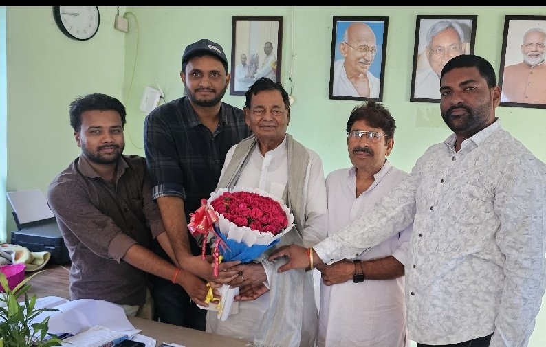 umesh78kumar's tweet image. वैशाली एक्सप्रेस की बहुप्रतीक्षित मांग पूरी हुई!

माननीय सांसद श्री दिलेश्वर कामत जी को कोटि-कोटि आभार।
जन संघर्ष मोर्चा, ट्विटर ट्रेंड में जुड़े युवाओं और सुपौल जिलावासियों का दिल से धन्यवाद।

आप सभी की एकजुटता से सपना साकार हुआ।
#VaishaliExpress #Supaul