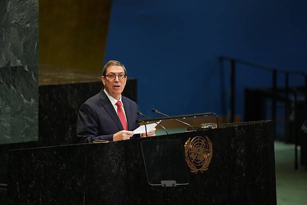 Cuba sumó hoy su voz a las fuertes denuncias en Asamblea General de Naciones Unidas: el Bloqueo genocida persiste y endurece en extremo. Es una guerra económica abarcadora  prolongada,dirigida a privar a cubanos de sus medios de vida su existencia como pueblo.
#TumbaElBloqueo 🇨🇺