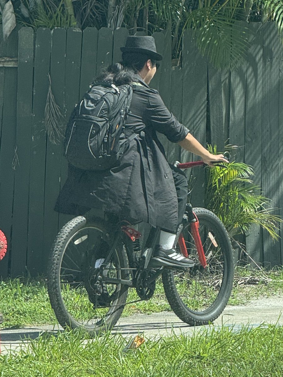 _EGPhoto's tweet image. Picking up my kid from school and I’m happy to report that fedora kid still exists in 2025.