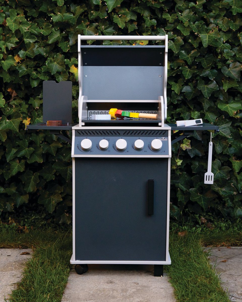 NapoleonProduct's tweet image. Our Kids Grill is serious fun for future pitmasters, because everyone&apos;s first BBQ should be a Napoleon. 🔥​ #NapoleonProducts #Kids #FunandGames #Grill