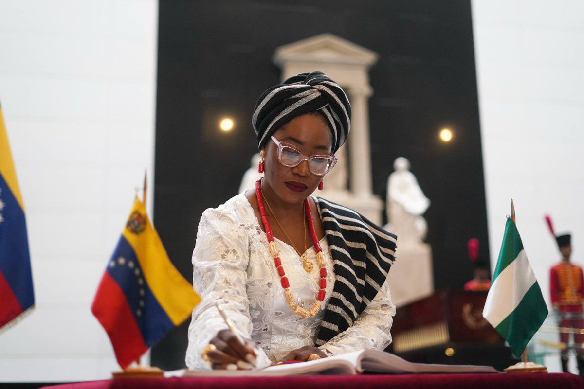 veiinforma's tweet photo. En conmemoración del 65.º aniversario de la independencia de Nigeria del colonialismo británico, hemos tenido el honor de acompañar a la Encargada de Negocios, Agena Patience Mngusughun, en una emotiva ofrenda floral ante el sarcófago del Libertador Simón Bolívar en Caracas. https://t.co/bkpxtEc61L