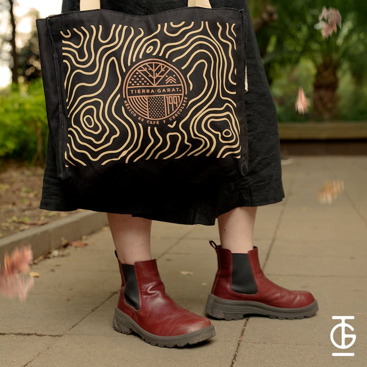 Tu estilo y tu café favorito, juntos en una sola pieza. Haz tuya la tote bag [P]unto x Tierra Garat y presúmela a donde vayas 🌿. #MéxicoEsCaféYChocolate
