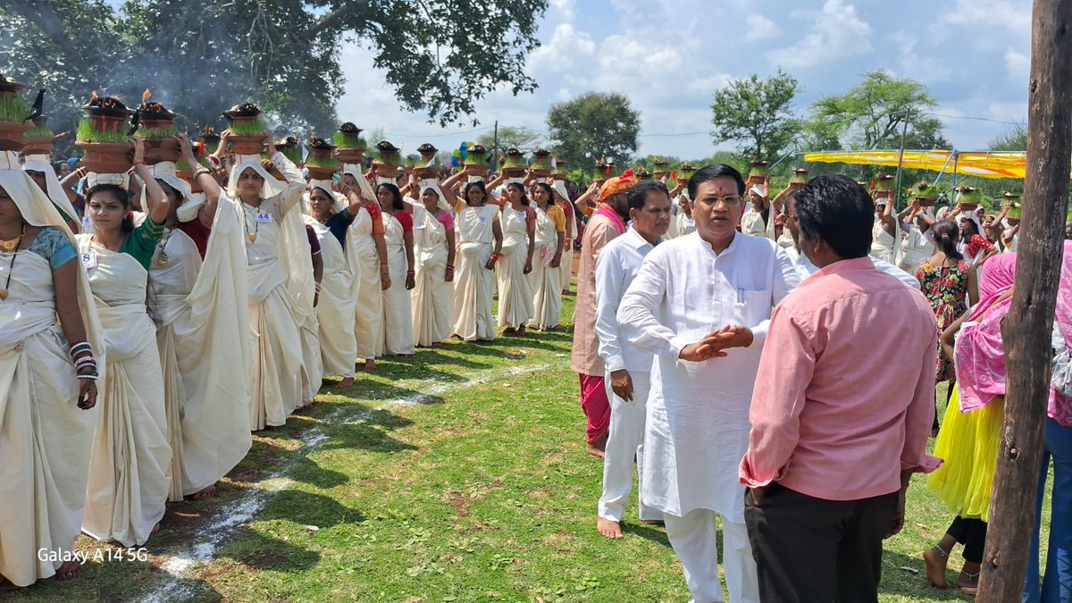 BSBaghelINC's tweet photo. आज नगर पंचायत घुमका के देवरीडीह मंदिर में ज्योति विसर्जन कार्यक्रम में उपस्थित हुआ
जय माता दी! 🙏🙏 https://t.co/zWwVlQZdhW