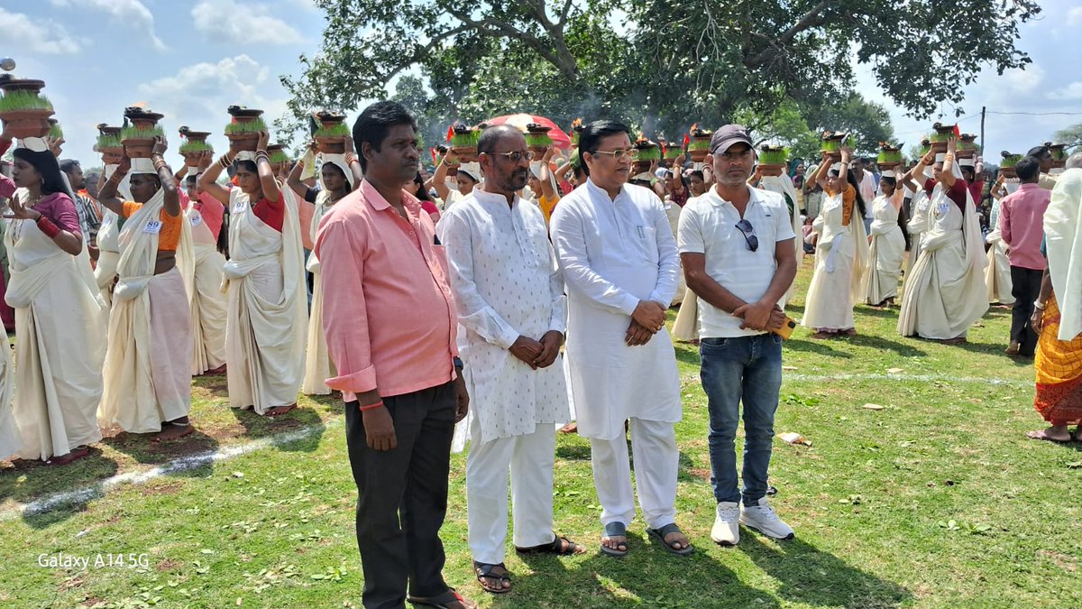 BSBaghelINC's tweet photo. आज नगर पंचायत घुमका के देवरीडीह मंदिर में ज्योति विसर्जन कार्यक्रम में उपस्थित हुआ
जय माता दी! 🙏🙏 https://t.co/zWwVlQZdhW