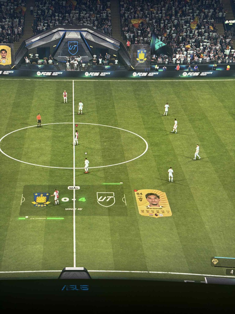 KruuseVictor's tweet photo. Nice job @EASPORTSFC making a game where you have to use different team, yet you kcan use the same players in different squads 

Notice the red dot in the corner, that means the player sould be unavalable 

Well done @EASPORTSFC https://t.co/hNN2Ae1mB0