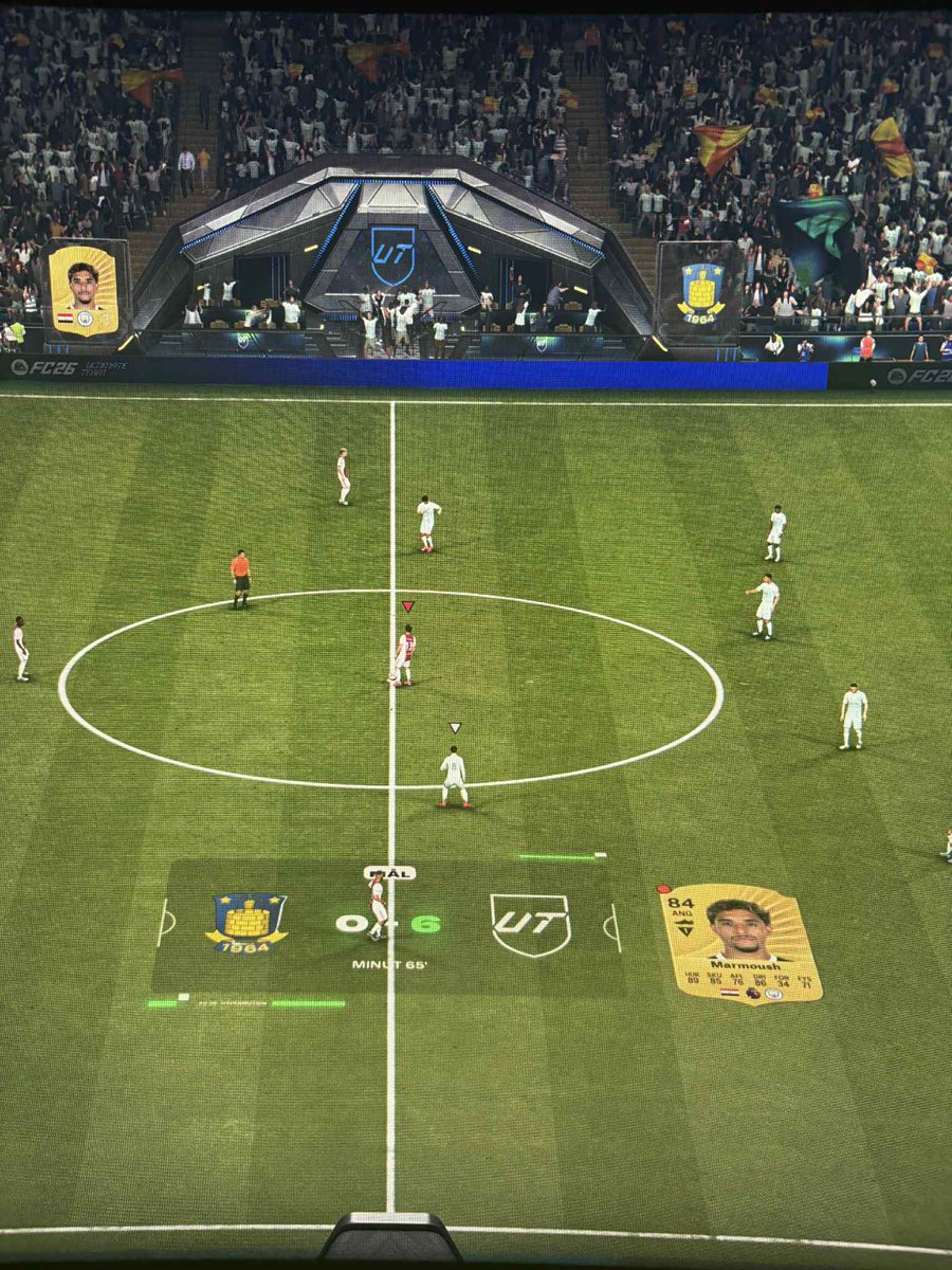 KruuseVictor's tweet photo. Nice job @EASPORTSFC making a game where you have to use different team, yet you kcan use the same players in different squads 

Notice the red dot in the corner, that means the player sould be unavalable 

Well done @EASPORTSFC https://t.co/hNN2Ae1mB0