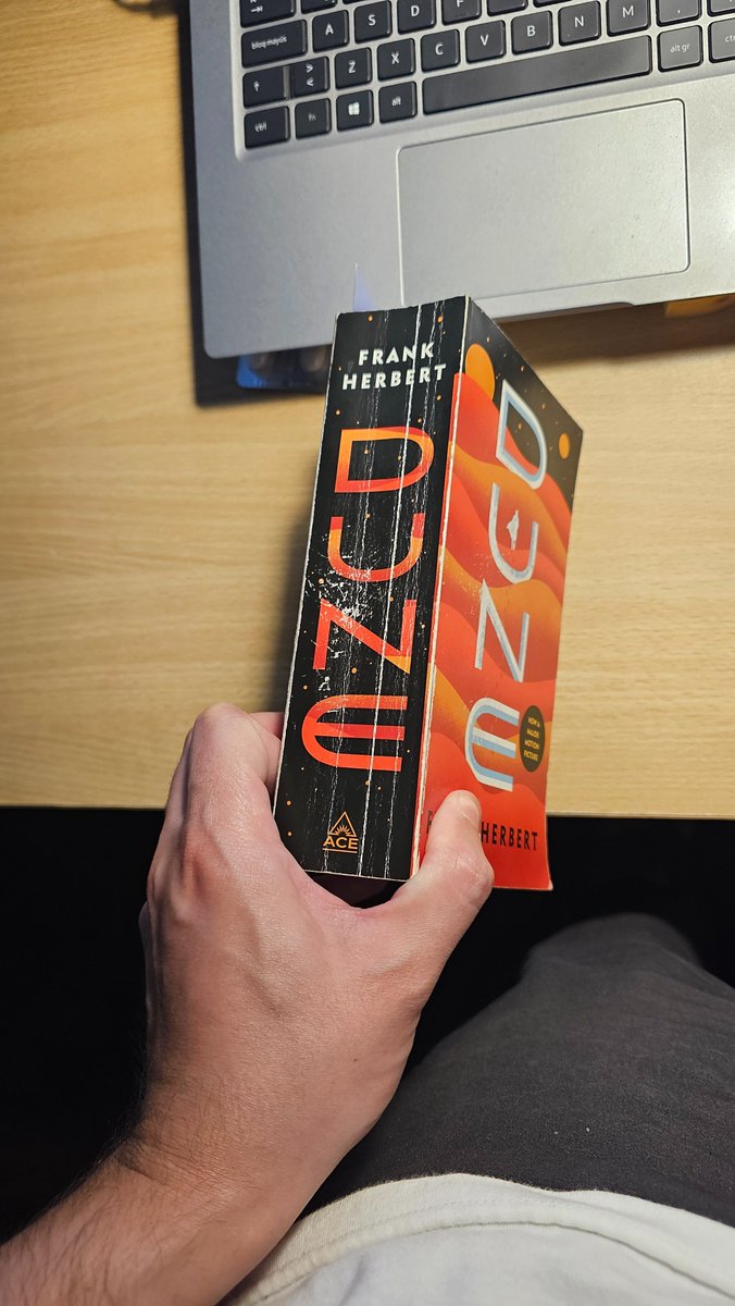 J________G_'s tweet photo. Después de haber leído este ladrillito he quedado mentalmente exhausto. Necesito leer alguna novelita de onvre, sencilla y rozando lo pornográfico, para relajar https://t.co/1Ol9aYq51C