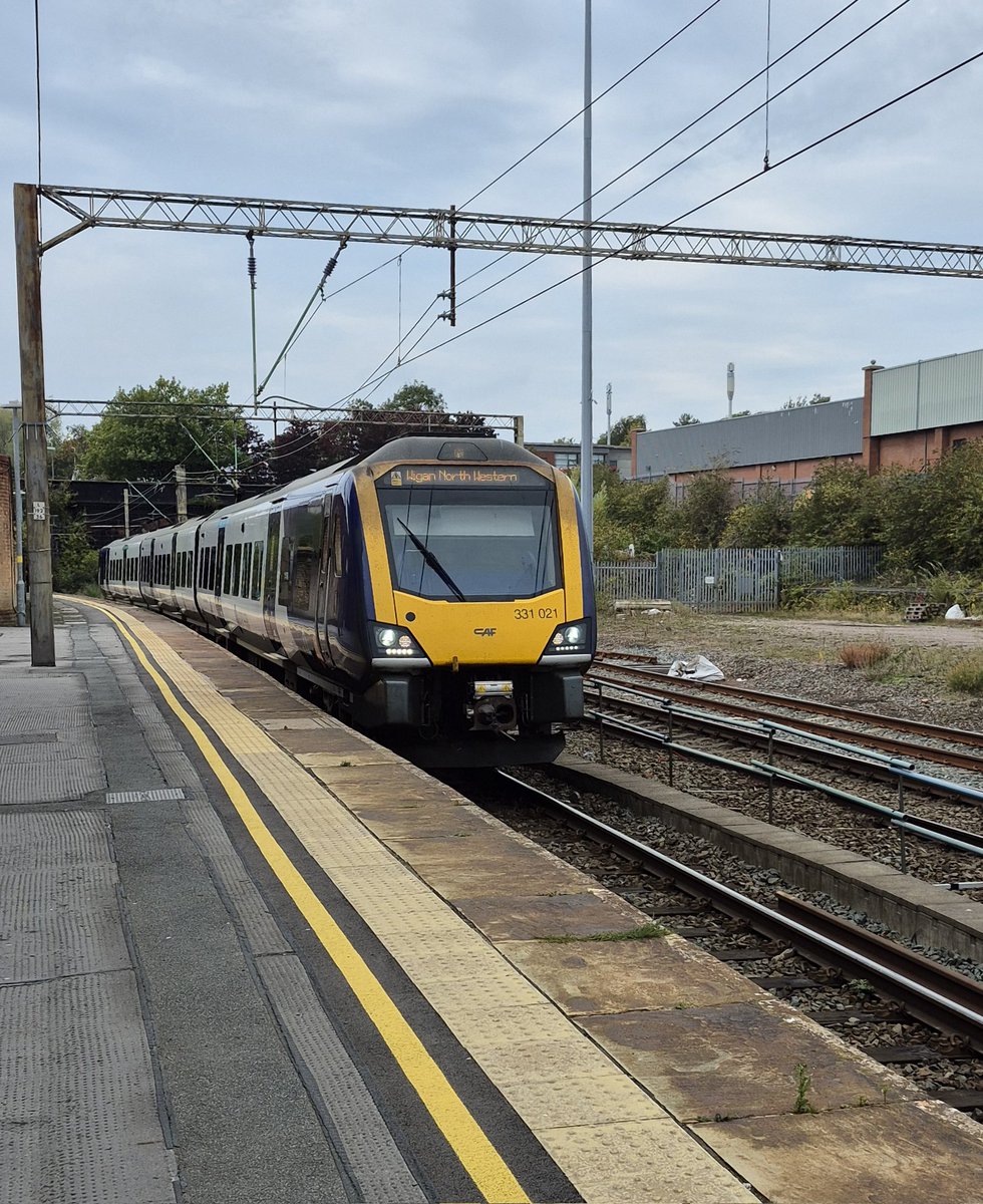 Westfield113594's tweet image. 331 021 coming into Edge Hill on its way to Wigan North West, 27th September 2025, my pic
#class331 #edgehill #northernrail
