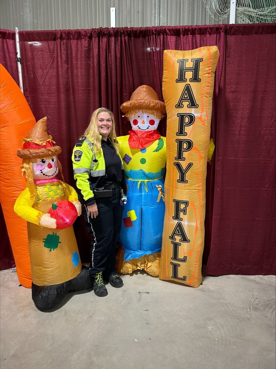 RenCtyParamedic's tweet image. It’s #ThankfulThursday, and today we’re thankful for our amazing paramedics like Jannelle! Here she is at the Petawawa Fall Vendor Market, connecting with the community and sharing some fall spirit. #HappyFall #Petawawa
