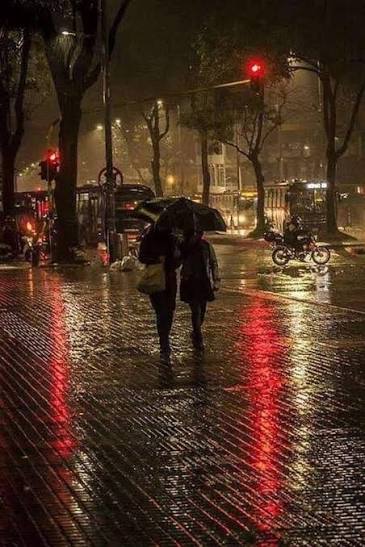 المساء يحمل في طياته جمالًا خاصًا…
فهو يلفّ العالم برداء من السكون،
ويمنح القلوب فسحة لتشتاق،
والأرواح نافذة لتتنفس ببطء.
المساء حديث صامت بيننا وبين قلوبنا،
وبيننا وبين من نحب حتى لو غابوا