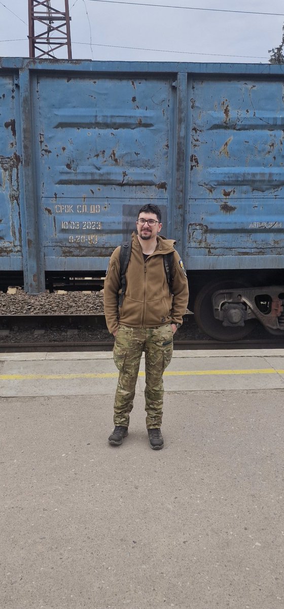 вітаю з Днем захисників мого пана крапку <a href="/StasShostak/">Stas Shostak 🇺🇦</a>

ми з ним максимально волелюбні фрілансери, які прекрасно собі робили відео-ігри (він) і музику, войсовери, саундтреки до ігор (я) і ніколи до 2022 не розглядали можливості працювати на державу

і ось ми в цьому таймлайні 🌚