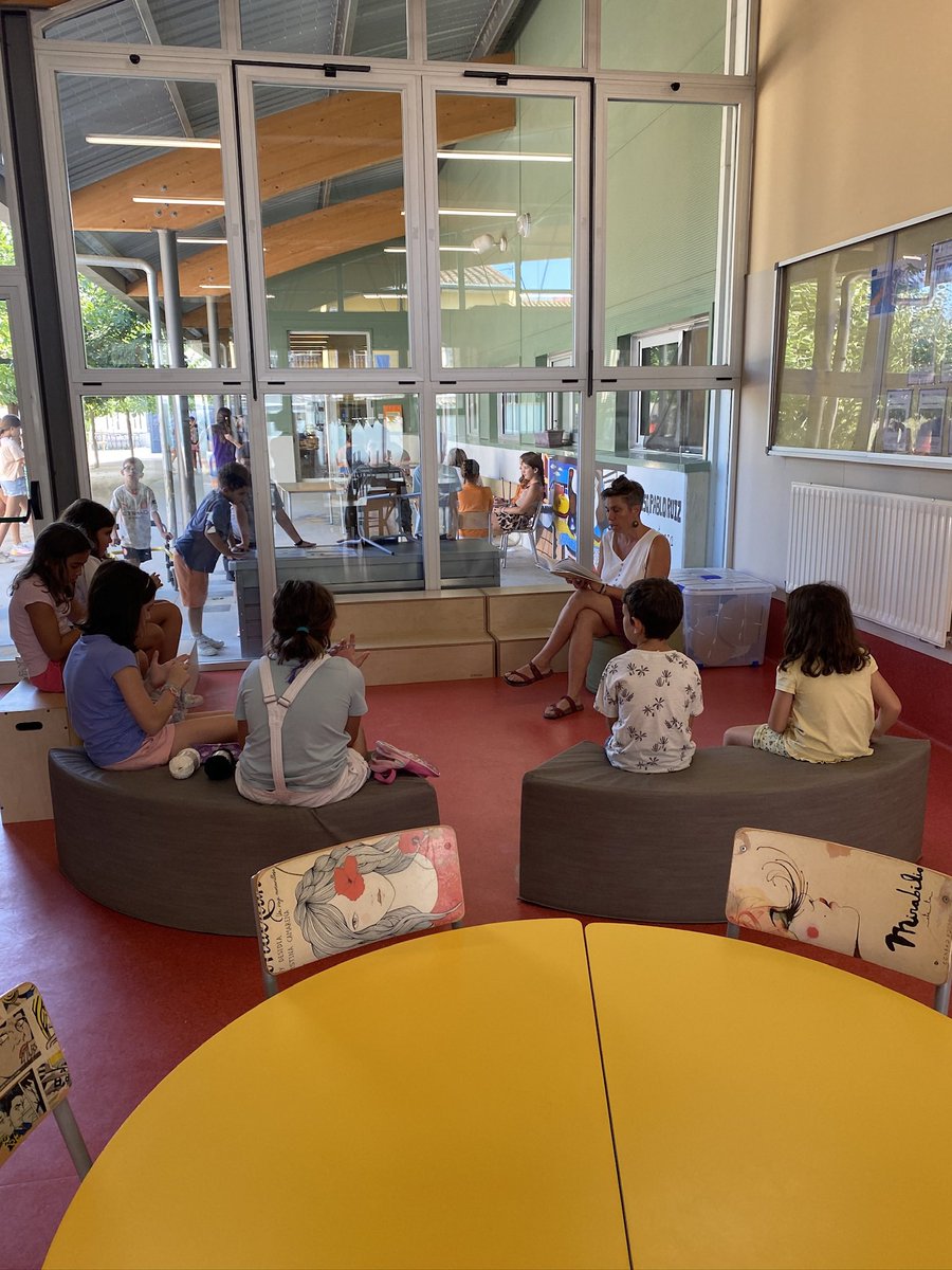 A les hores del pati, la Carol llegeix per qui tingui ganes d’escoltar-la. Tot un luxe!!! @escola_domeny <a href="/educacio_gi/">#EducacióGirona</a> #viudomeny #gustperlalectura