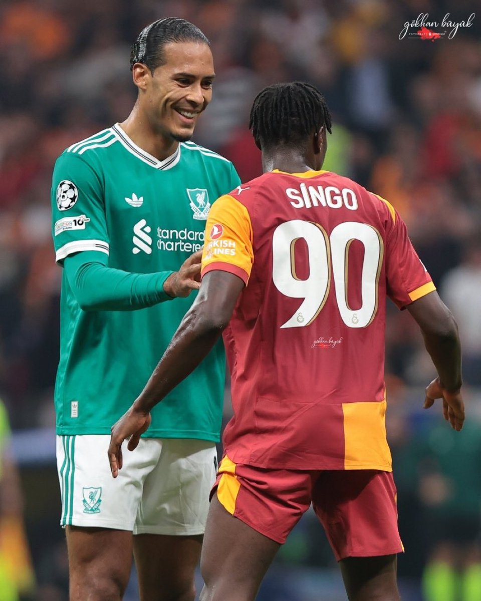 Olm şunların boyları arasında nasıl 4 cm fark var aq. Singo, Van Dijk’ın yanında Ahmet Ercanlar gibi kalmış.