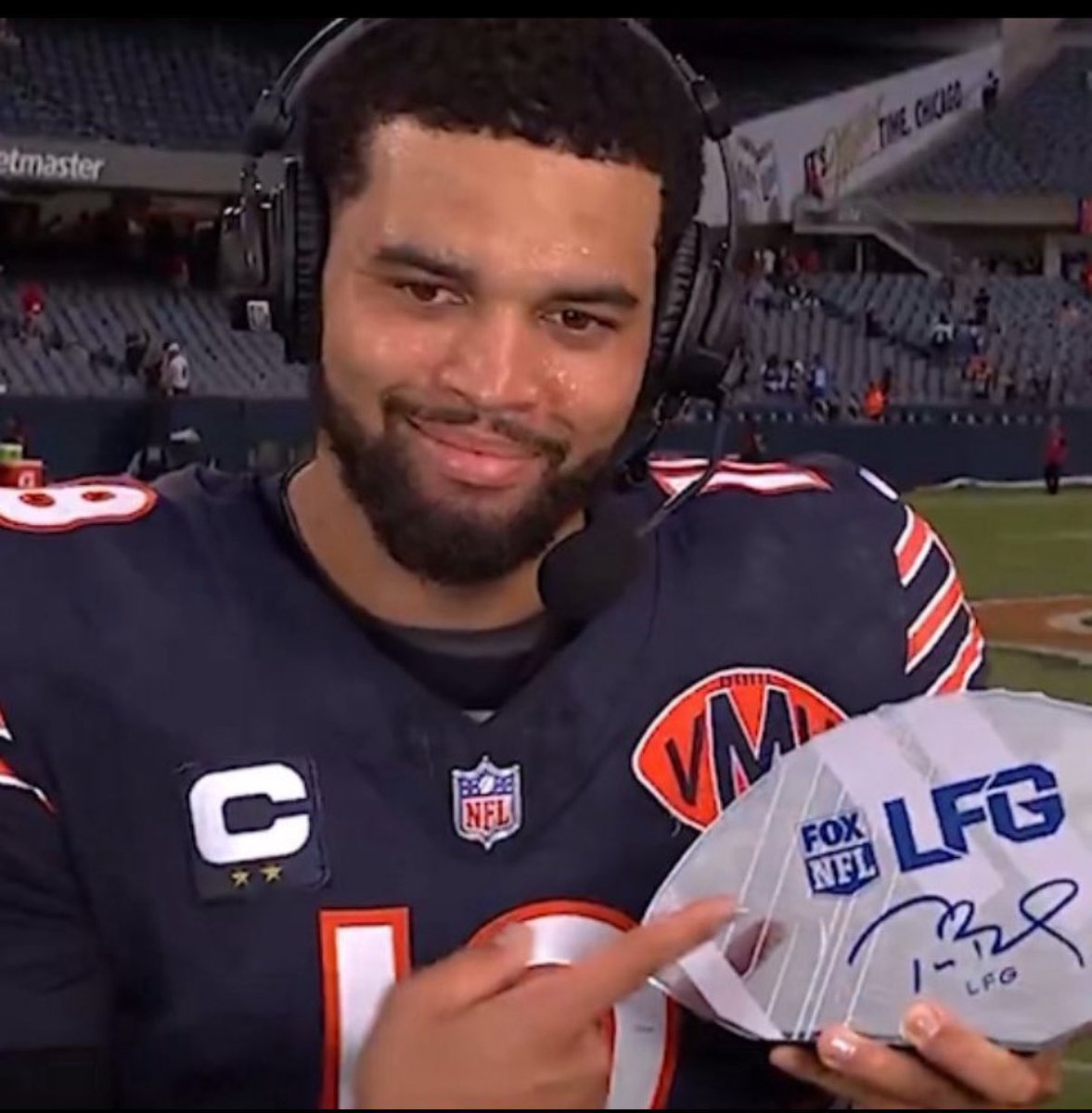 Caleb Williams after 4 games:

• 8 TD passes (T-3rd in NFL)
• 927 yards (11th)
• 97.8 passer rating (13th)
• Only 2 INTs (32nd)

Franchise QB 🐻⬇️