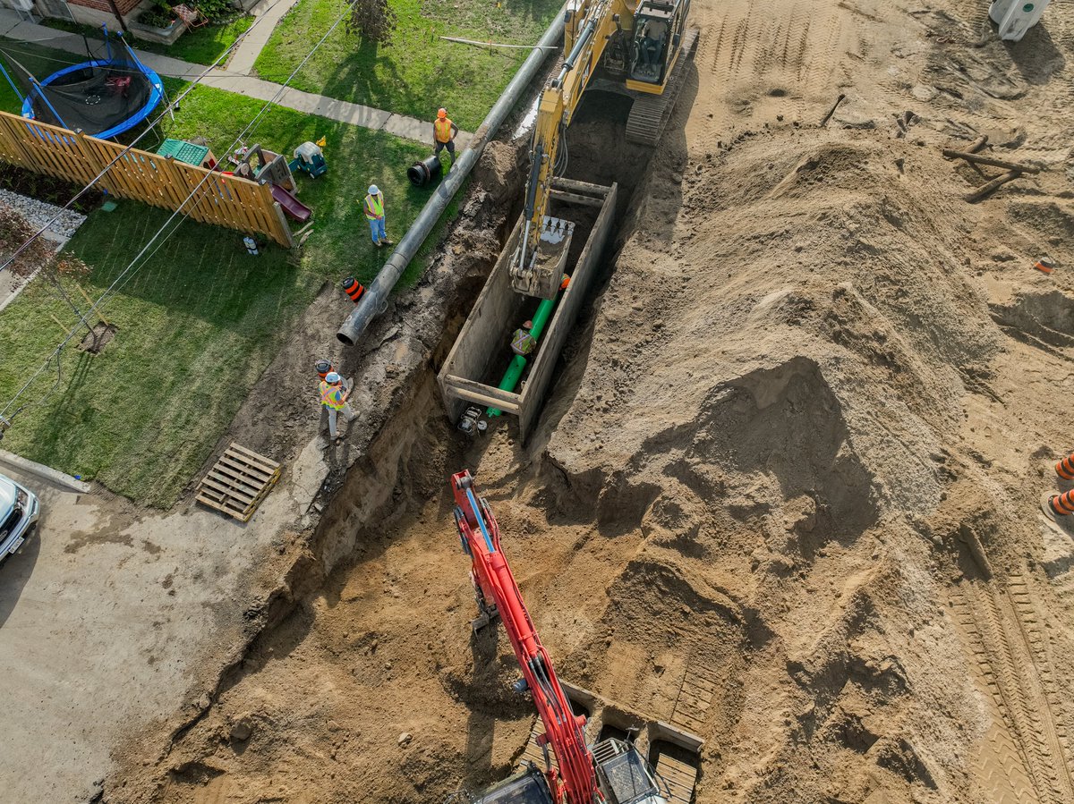 Our infrastructure crew in Kitchener is closing in on the final stage of this road reconstruction project, with storm sewer installation nearly complete! These systems are a key part of protecting the surrounding area from runoff!💧🚧