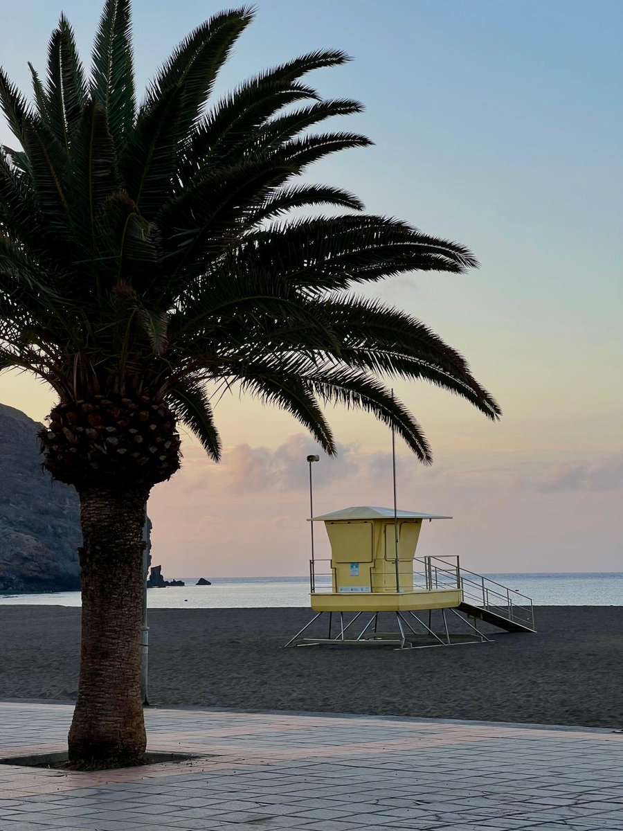¡¡Octubre nos daba la bienvenida así . .. desde la playa de Gran Tarajal y con el Camellito de fondo!!.

📷 @marims1978

#octubre2025 
#PlayasdeFuerteventura 
#playadegrantarajal 
#amanecer2025 
#fuerteventura