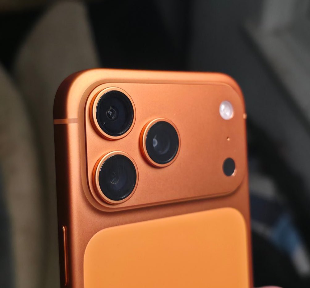 MAIT3CH's tweet photo. What is stopping you to upgrade to the new iPhone?
#iPhone17ProMax @Apple @Mrwhosetheboss @MKBHD https://t.co/bi7sk29CwN