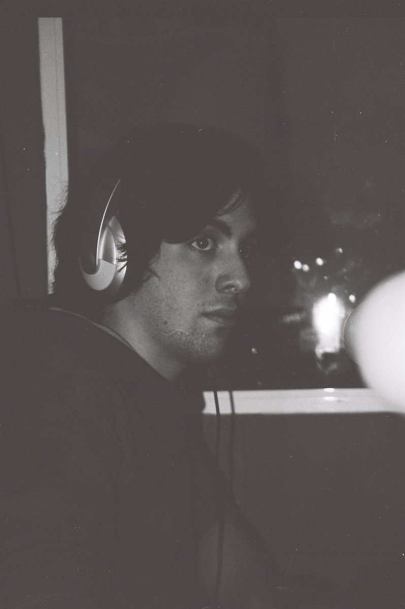 Arqueología Lambdiana! <a href="/Loktarius/">Jorge F. Peral</a> ha revelado un carrete en blanco y negro que tenía desde hace años y han aparecido algunas fotos de una noche de radio en el <a href="/complejolambda/">El Complejo Lambda</a>.

Aquí os muestro un jovenzuelo VictorDevelops, de 20 añitos, descubriendo el mundo de la radio 😂