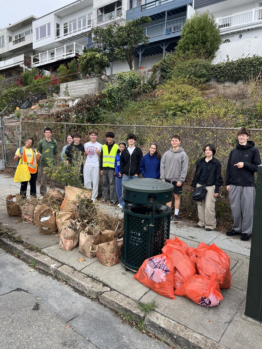 RefuseRefuseSF's tweet image. Fantastic work done by this group of student volunteers from Lick Wilmerding High School who came out the Anza Vista neighborhood to pick up trash and clear weeds from this constantly overgrown section along Turk St.
Go Tigers! Go SF!