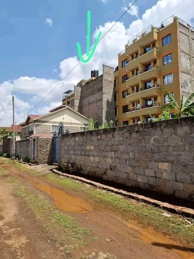 Neighbours of the owner of this property built highrise apartments, the tenant became a nuisance by throwing all manner of waste in his roof, in retaliation, the owner of the bungalow built a wall blocking sunlight to the 7 storey apartment, titi for tati, Who is to be blamed?