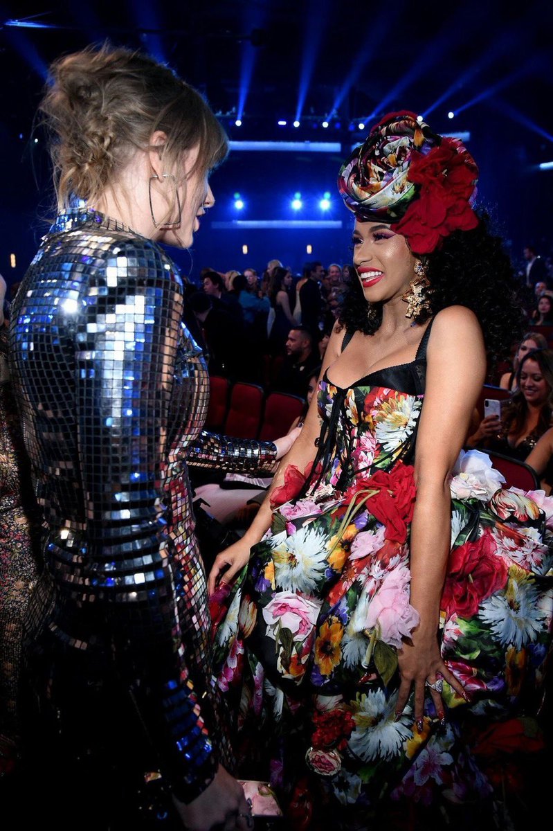 🚨🚨🚨| CALLING ALL BARBZ 🩷AND THE BARDIGANG 🐦‍⬛!!! Taylor Swift’s new album, The Life Of A Showgirl is out this Friday! Let’s put all our differences aside for one night and stream The Life Of A Showgirl! ❤️‍🔥❤️‍🔥❤️‍🔥