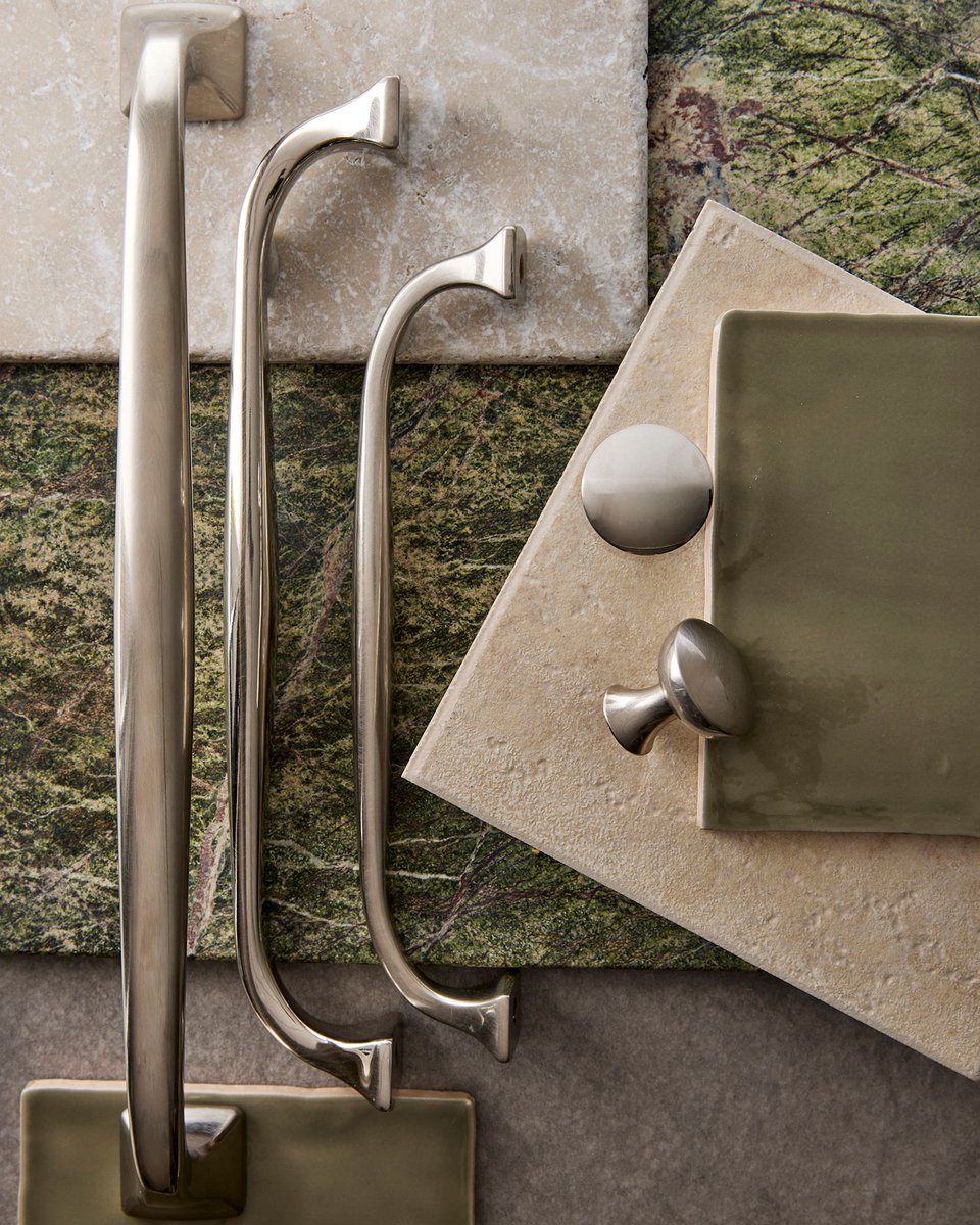 WaterStBrass's tweet photo. The Lexington knobs and pulls in Burnished Nickel are sleek and sophisticated, pairing beautifully with a rich olive green and neutral palette.

Stone and Tile credit: GENROSE Stone and Tile

#LuxuryHardware #InteriorDesign #DecorativeHardware https://t.co/DavY2QNqqp