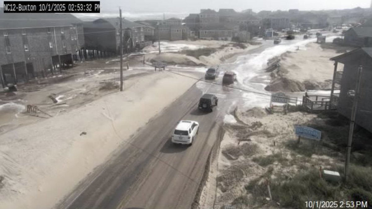 SamWalkerOBX's tweet photo. 10/1 3pm: The flooding towards Red Drum/Fessenden Center and in the Old Lighthouse Road neighborhood is really starting build! https://t.co/EiOhB0ITIm