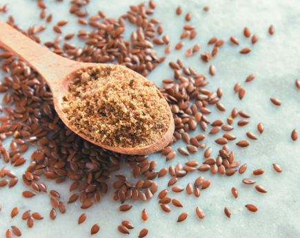 KristenJakobitz's tweet image. #Phytoestrogens from foods like #flaxseeds can help modulate hormonal fluctuations and may reduce hot flashes. A sprinkle of flax on your morning oats is a great start. #HormonalBalance