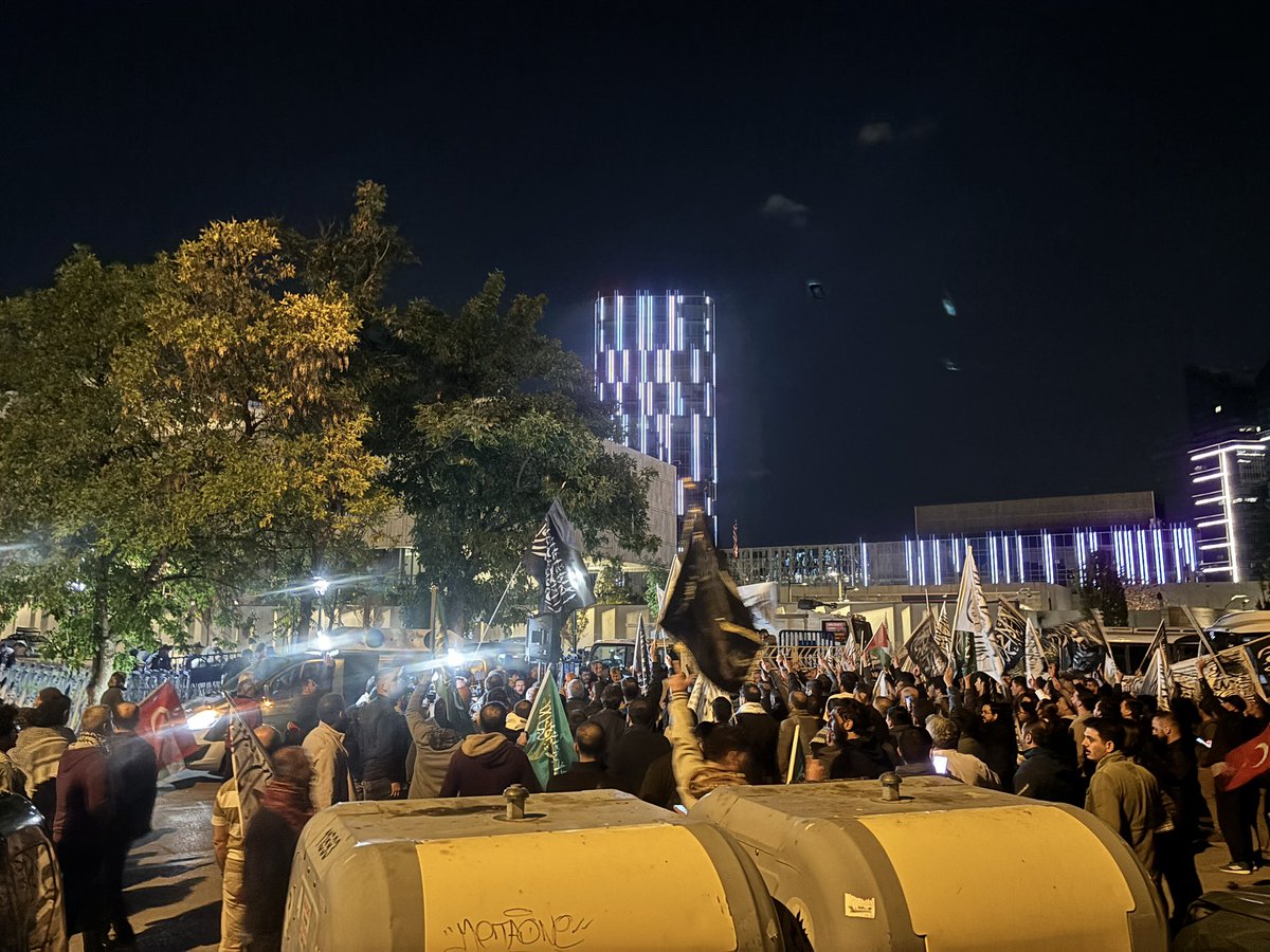 Sahipsiz bırakılan Sumud Filosu için, Ankara ABD elçiliği önünde Müslümanlar toplandı.  #GlobalSumudFlotilla #FreePalestine #MyAgendaSumud