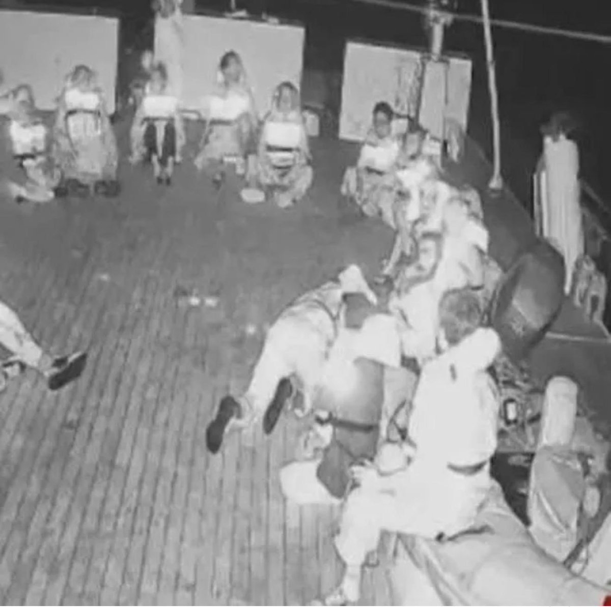 Il Ministro degli Esteri Italiano informa che i nostri connazionali a bordo di un naviglio che trasportatava aiuti umanitari ad una popolazione stremata e martirizzata, a causa di un assalto di un
Mezzo Militare sono stati tratti in stato di fermo e verranno espulsi così come ha