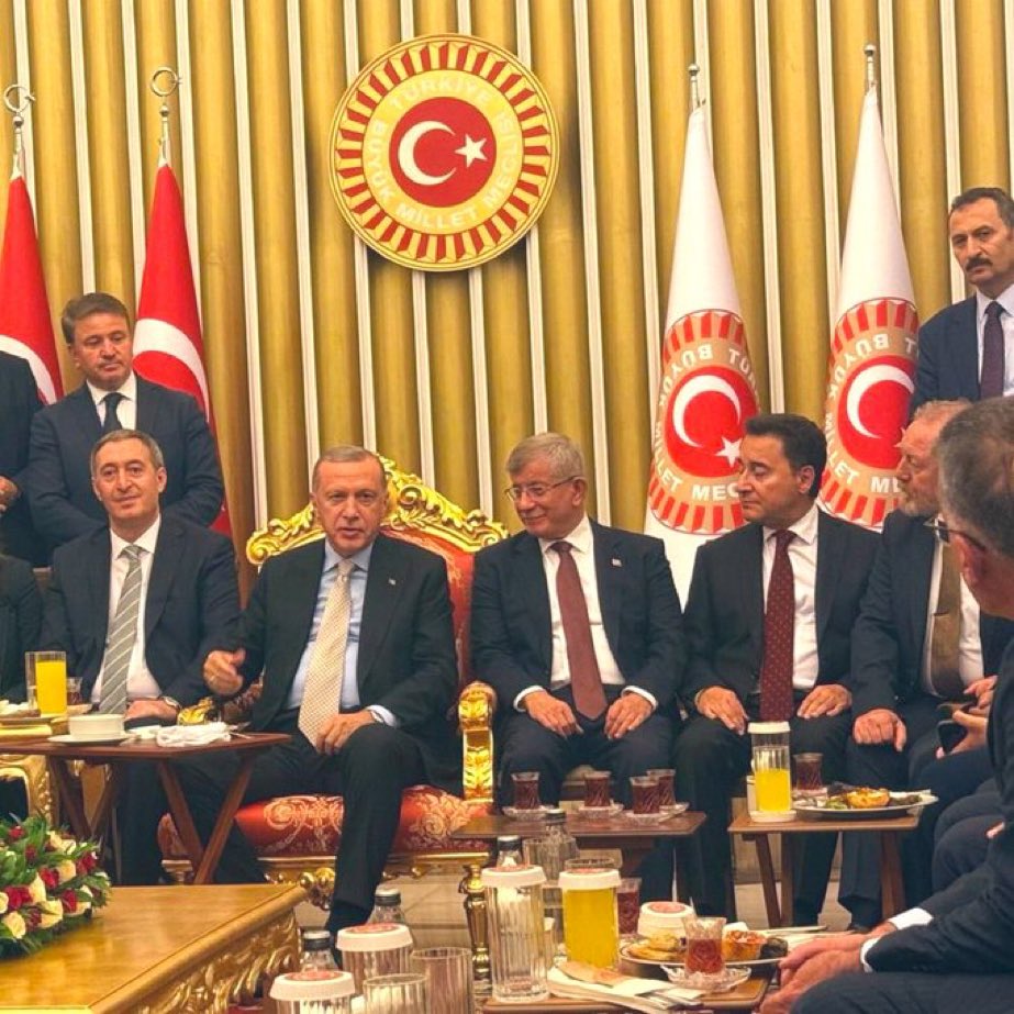 Şurada Anayasanın değişmesi için 419 oy görüyorum. 
Teşekkürler CHP ve akıllı fikirli CHP seçmeni.