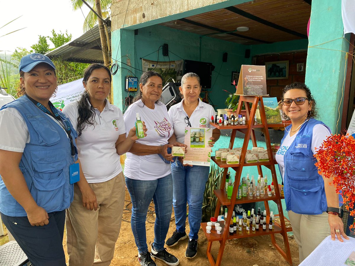 ONUMujeresCol's tweet photo. #ProDefensoras
En el ETCR Agua Bonita, mujeres firmantes de paz y del municipio La Montañita en Caquetá, transforman hierbas aromáticas en autonomía económica y reconciliación tangible. https://t.co/XwKQIRZ8XP